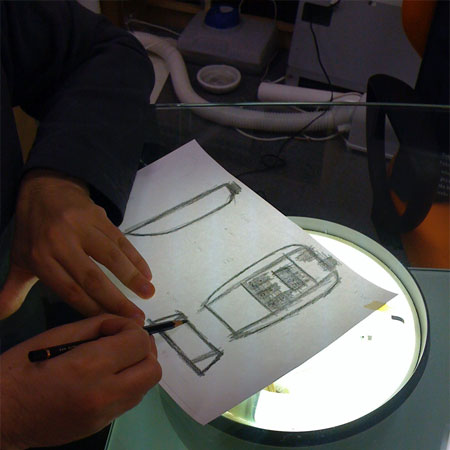 (2) Use the tracing table to tracing to make a pencil tracing of the design on the backside.